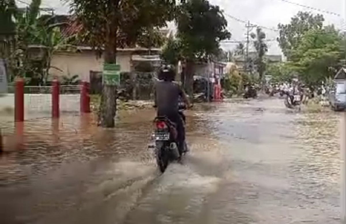 Banjir Rendam Pemukiman Warga Lalin Jalinteng Sumatera Di Alihkan