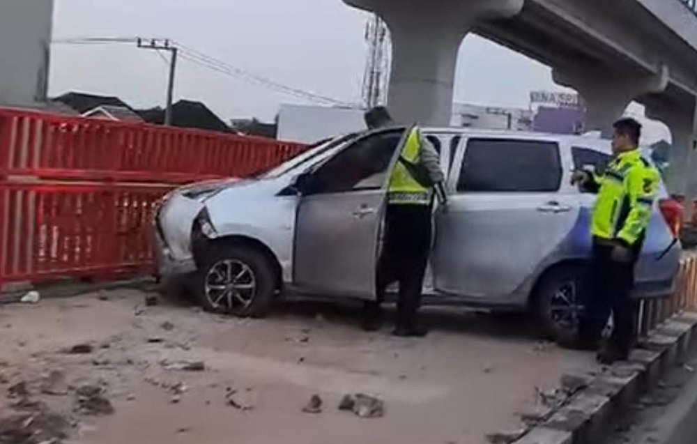 Sopir Diduga Mengantuk, Mobil Sigra Tabrak Tiang Pembatas Jembatan Ampera Hingga Naik keatas Trotoar