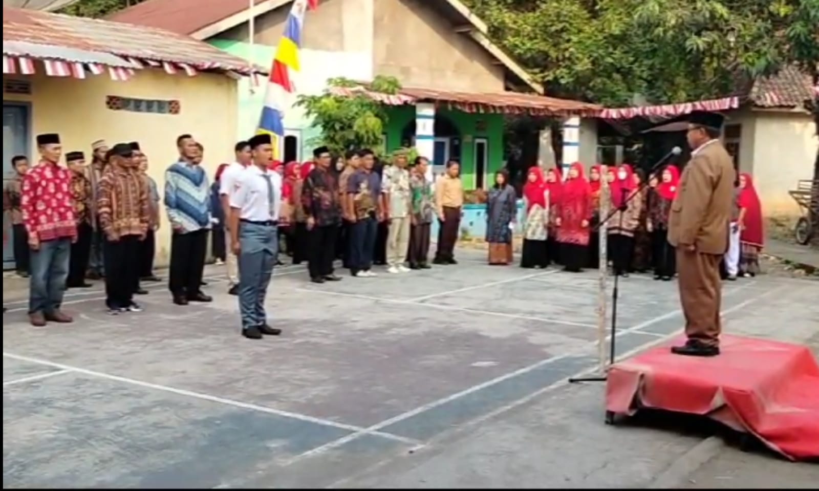 Menjaga Budaya dan Karakter Bangsa Warga Muara Enim Upacara Bendera Menggunakan Batik