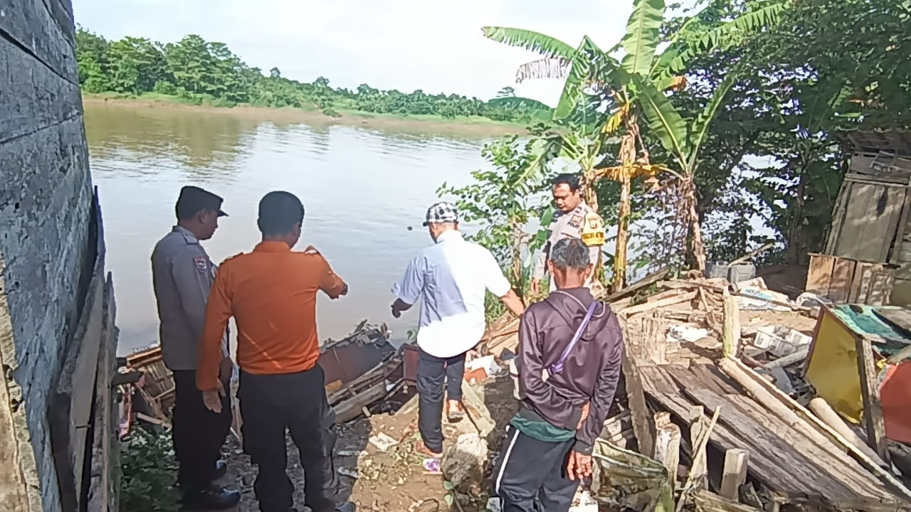 Bantaran Sungai Musi Longsor, Rumah Iskandar Tenggelam