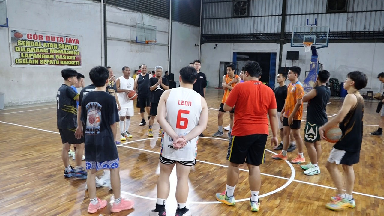 Komunitas Monday Night Gelar Fun Game Basket di GOR Duta Jaya