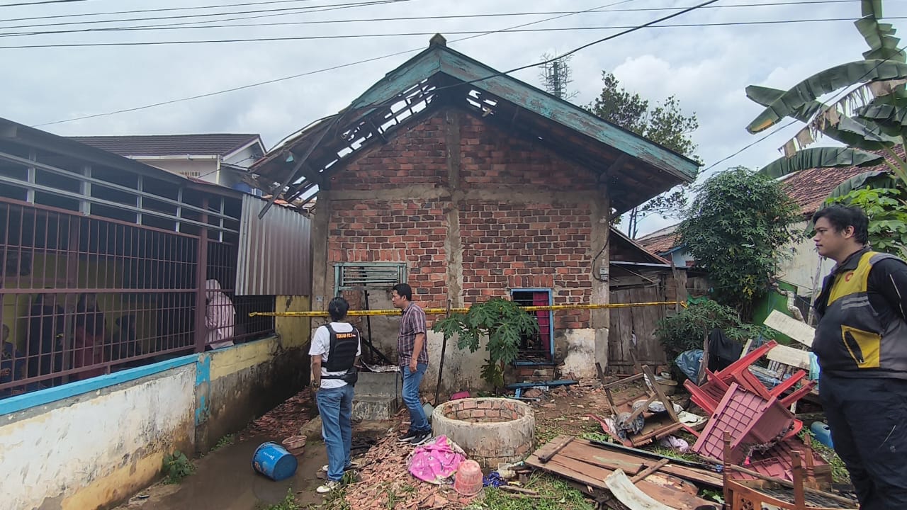 Rumah di Demang Lebar Daun Hangus Dilalap Api, Diduga Akibat Korsleting Listrik