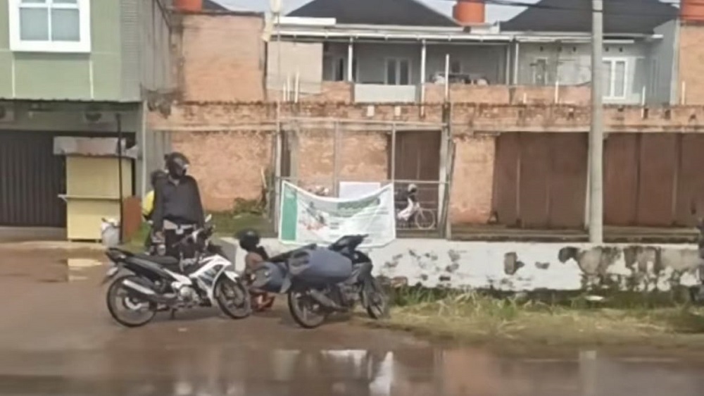 Viral Pengendara Sepeda Motor Sujud Minta Maaf ke Polisi Setelah Kecelakaan Ringan