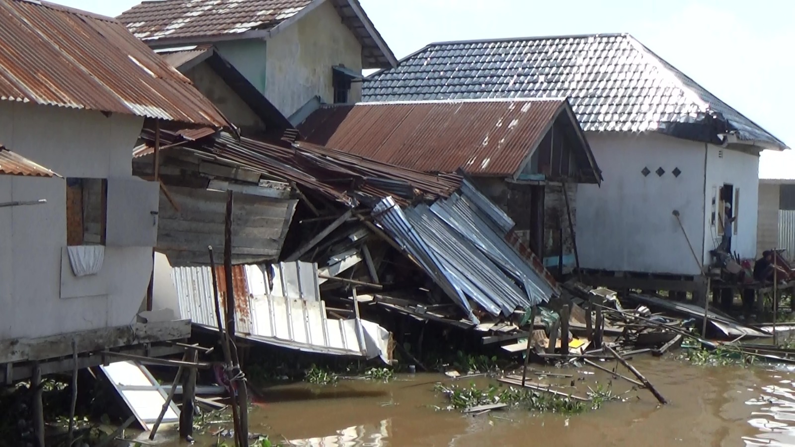 Tragis! Tongkang Tak Bermuatan Hantam 6 Rumah Warga di Gandus