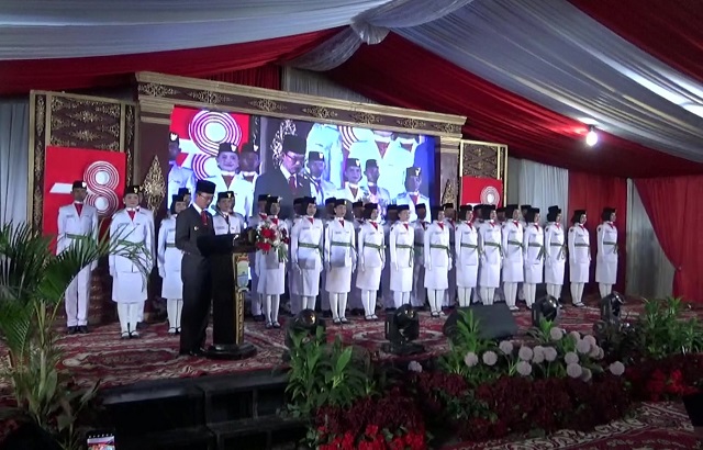 Walikota Palembang Kukuhkan Pasukan Pengibar Duplikat Bendera Pusaka
