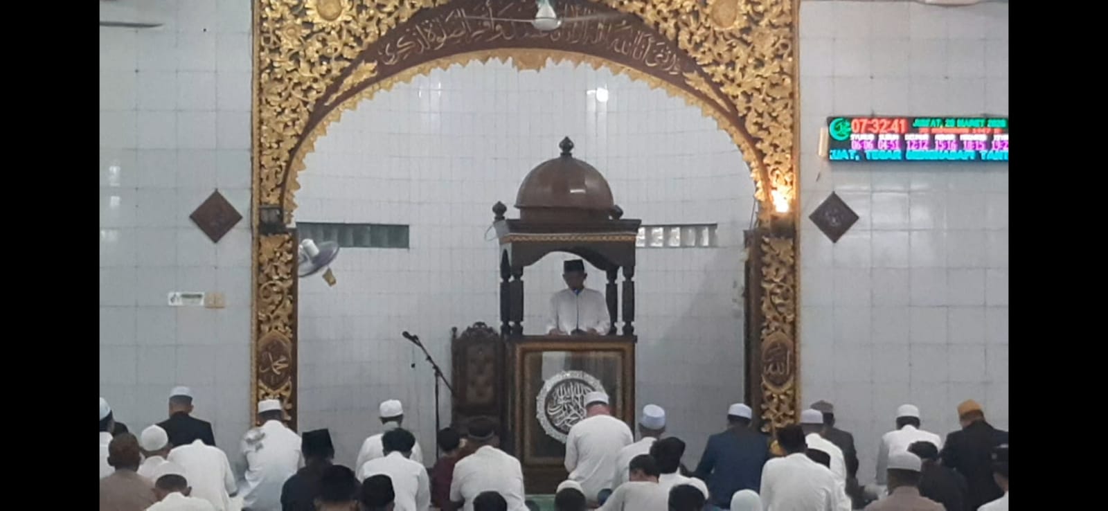 Puluhan jamaah Pondok Pesantren Raudhatul Ulum Salat IdulFitri
