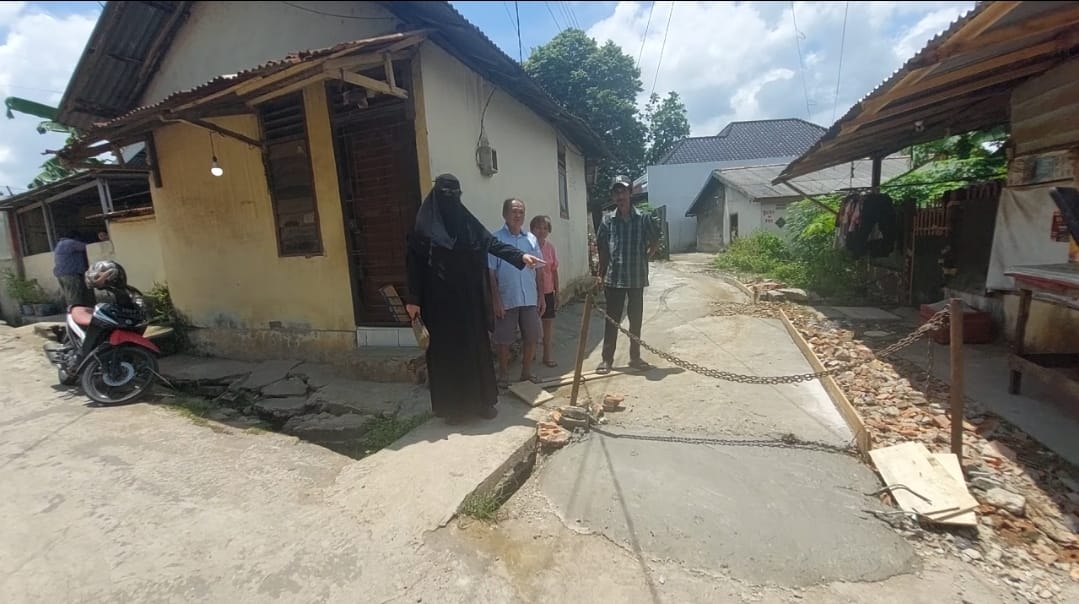Akses Jalan Warga di Bukit Lama Kembali Ditutup Setelah Sempat Dibongkar Sat Pol PP