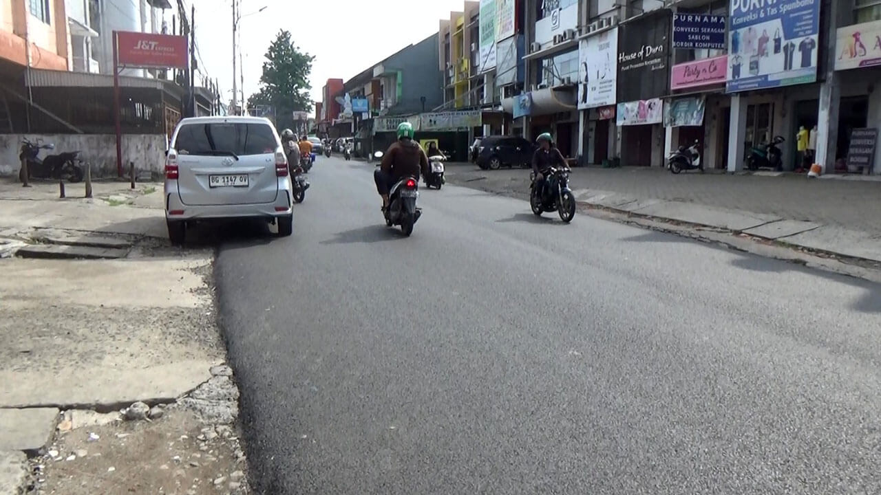 Masyarakat Keluhkan Proyek Pengaspalan Jalan Mayor Salim Batubara Palembang