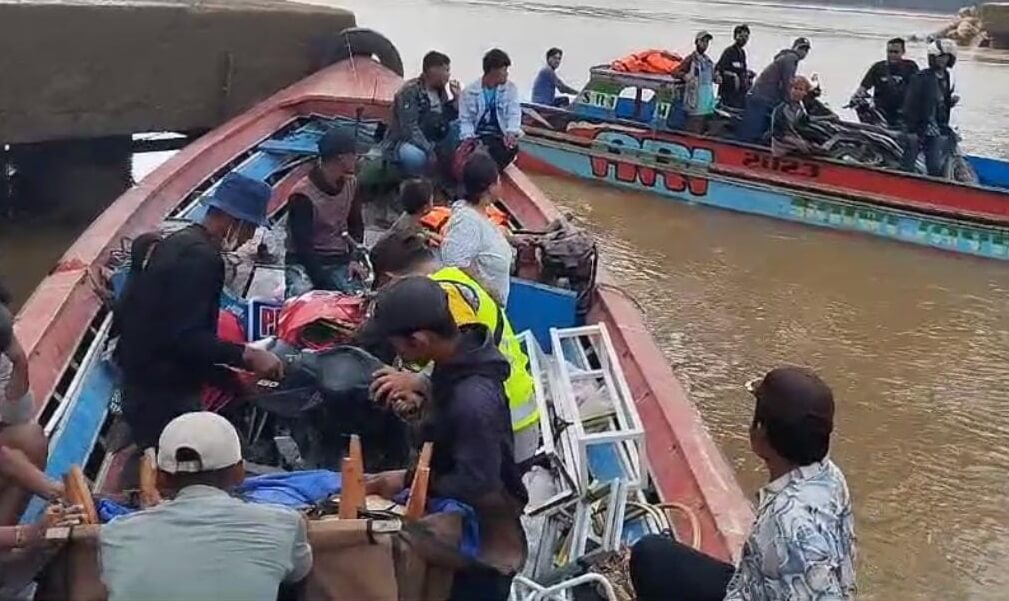 Warga Lalan Kekurangan Perahu untuk Menyeberang Setelah Jembatan Ambruk