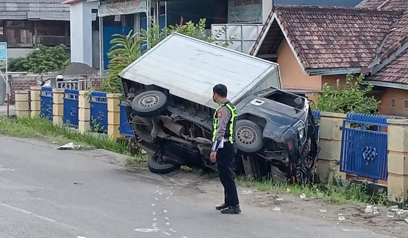 Di Hantam Mobil Boks Pengendara Motor Mental ke Atap Rumah