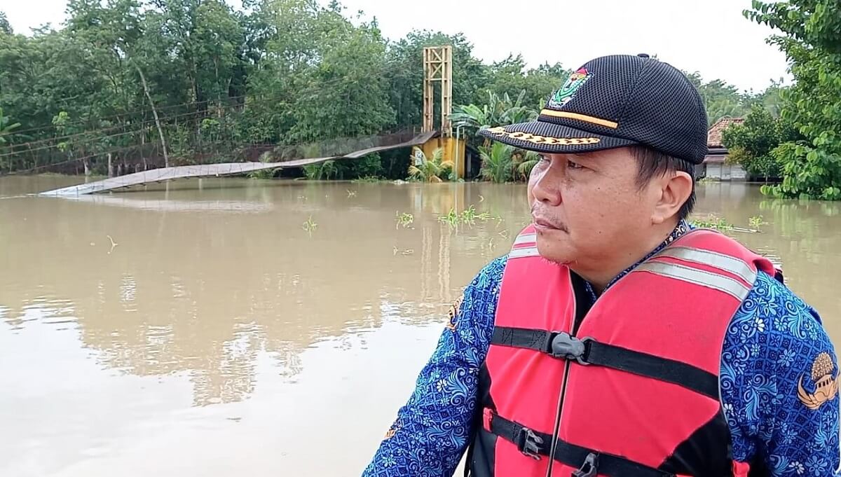 Dinas PUPR Muara Enim Lakukan Pemeriksaan Jembatan Gantung yang Roboh