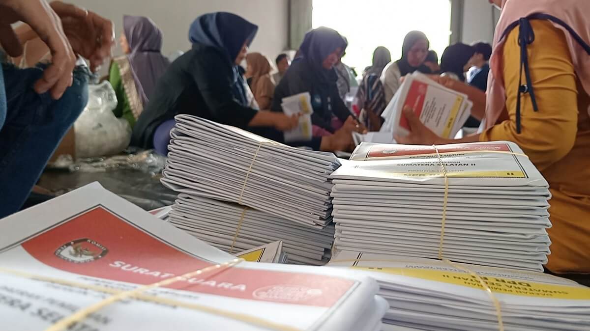 Hasil Sortir dan Pelipatan KPU Muara Enim Ditemukan 740 Surat Suara DPD Rusak