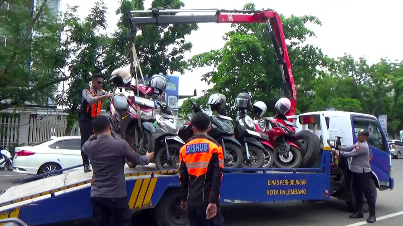 Petugas Gabungan Angkut Kendaraan Parkir Liar di Jalan POM IX Palembang