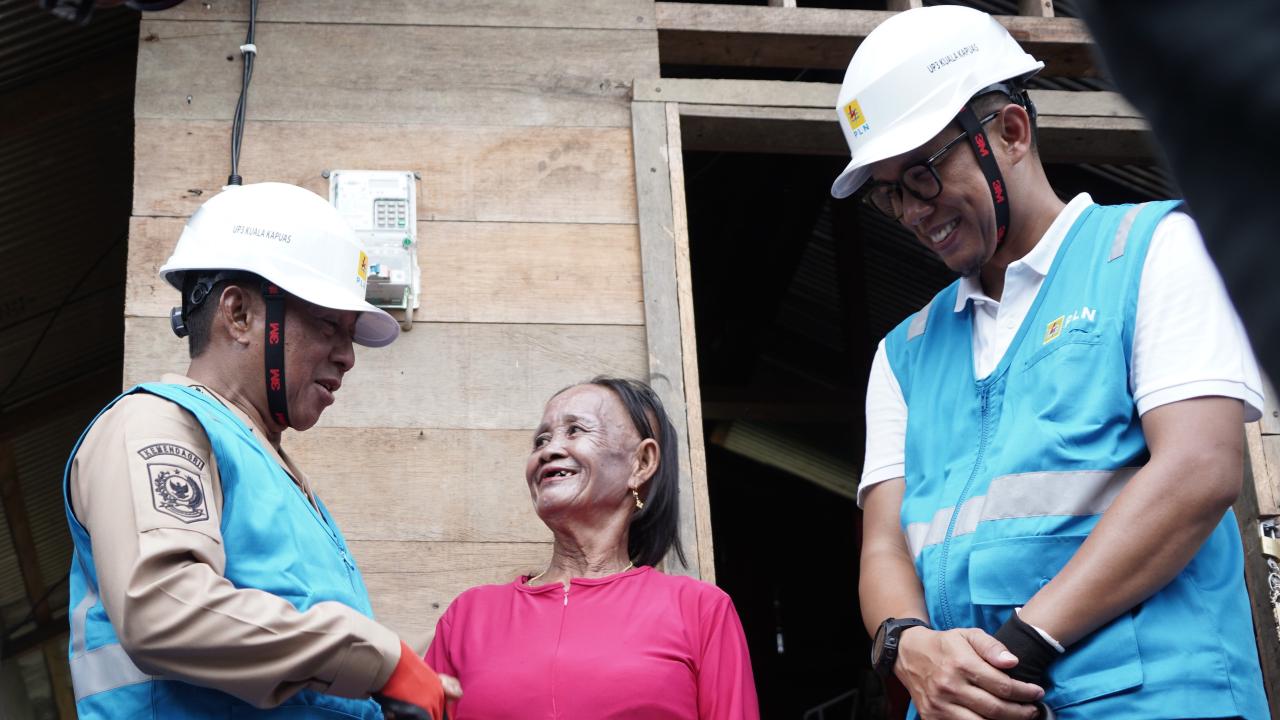 Senyum Sang Nenek Puluhan Tahun Menanti di Murung Raya Akhirnya Nikmati Listrik PLN