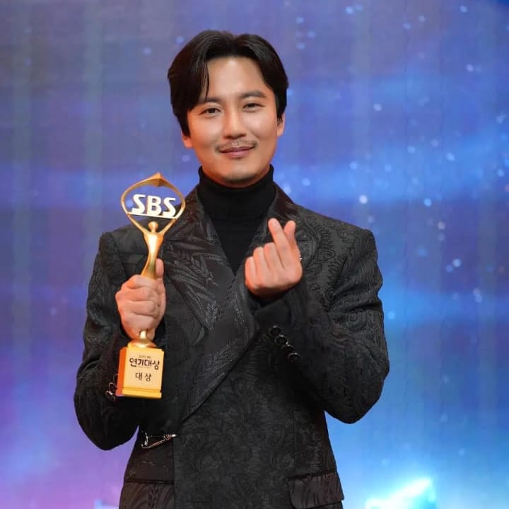 Wow! Kim Nam Gil Menyabet Daesang SBS Drama Awards 2022