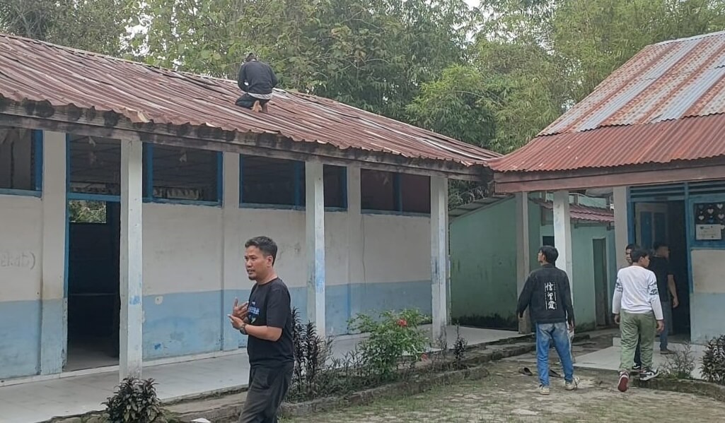 Tak Tersentuh Perbaikan Pemerintah, Relawan Kampung Inisiasi Bantu Renovasi SD Negeri 1 Lubuk Dalam OKI