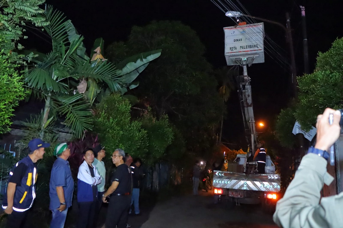  Ratu Dewa Keliling Perbaiki Lampu Jalan di 5 Kelurahan Kecamatan Kalidoni 