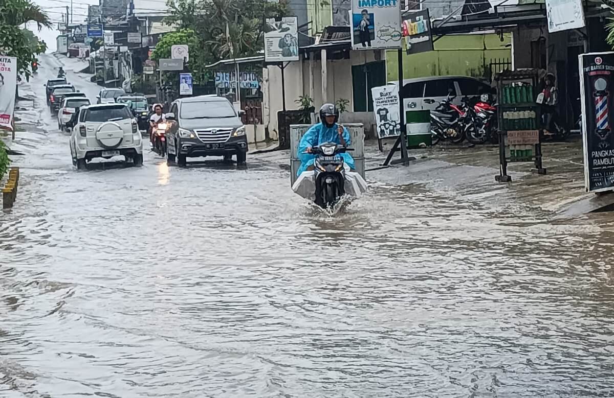 Hujan Deras Mengguyur Kota Palembang, Seperti Biasa Sebagian Daerah Tergenang Banjir