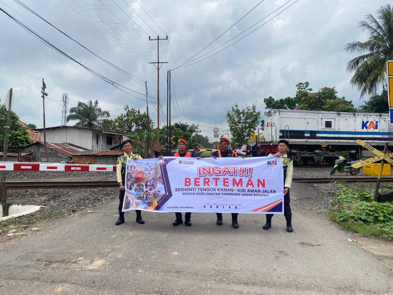 KAI Divre III Palembang Dorong Kesadaran Keselamatan Bersama di Perlintasan Kereta Api