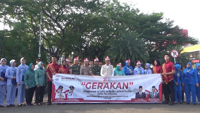 Pemkot Palembang bersama Forkopimda Bagikan 10 Juta Bendera Merah Putih kepada Masyarakat