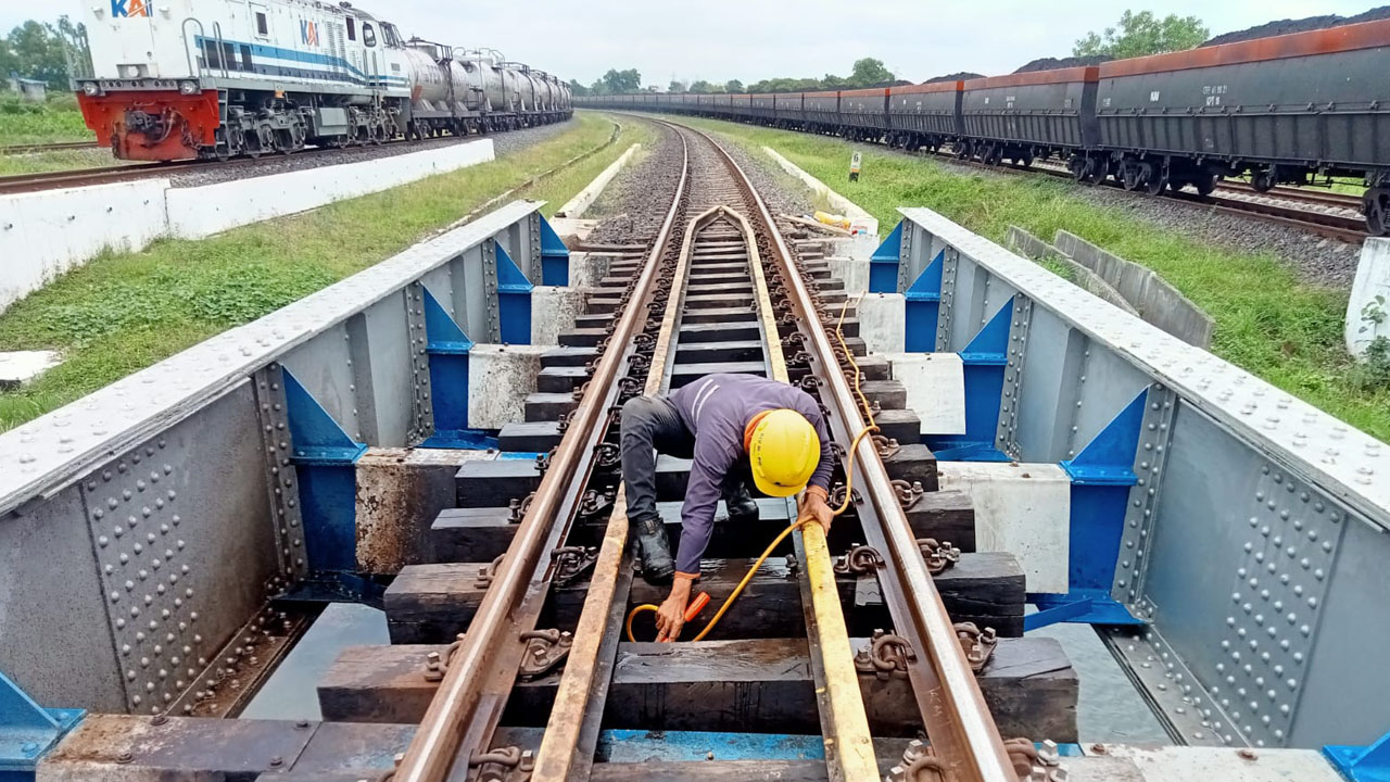 PT KAI Divre III Palembang Optimalkan Perawatan Jembatan untuk Kelancaran Perjalanan Kereta Api