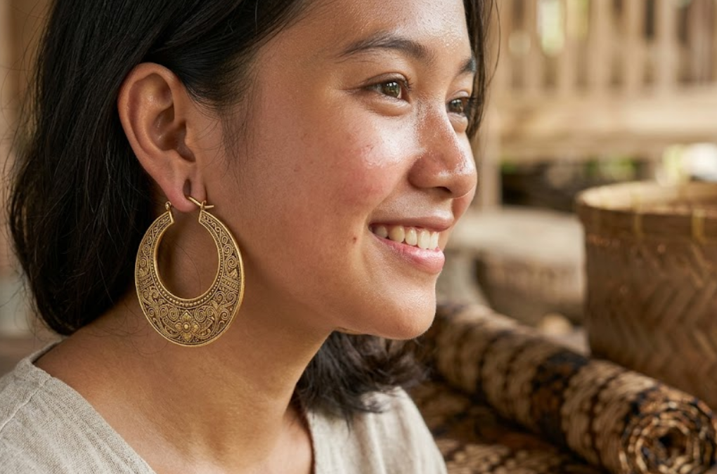 Model Anting Emas Bulat Besar dengan Sentuhan Ukiran Etnik yang Elegan dan Berkarakter
