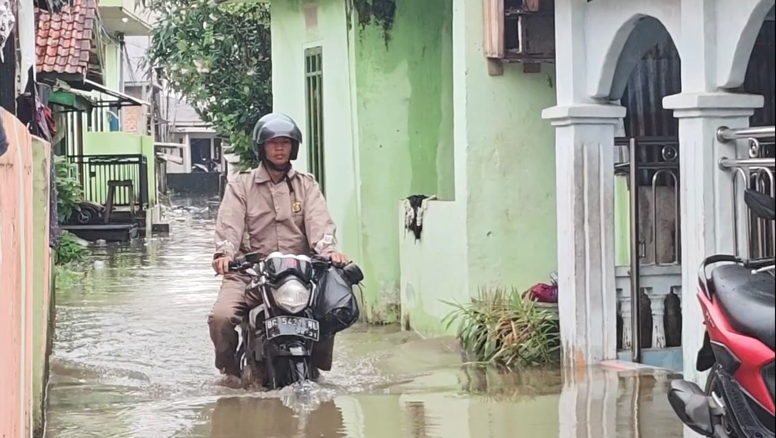 Warga Keluhkan Banjir di Kemuning, Akses Jalan Terhambat