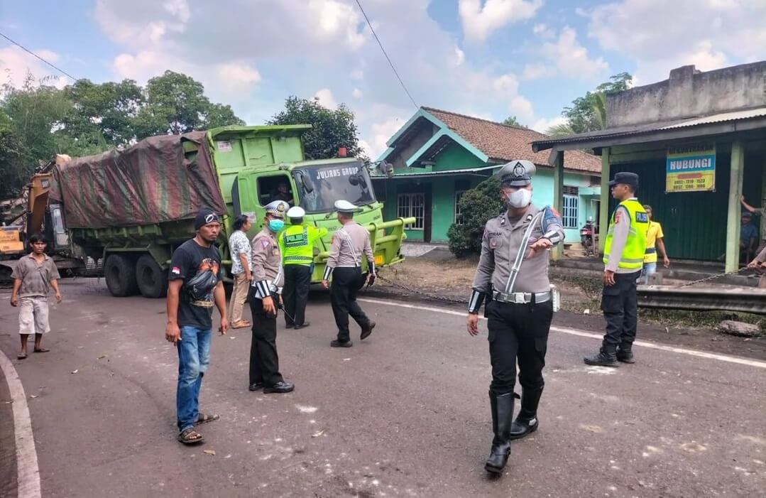 Gerak Cepat Polisi Muara Enim Evakuasi Truk Muatan Batubara Biang Kemacetan di Jalintengsum