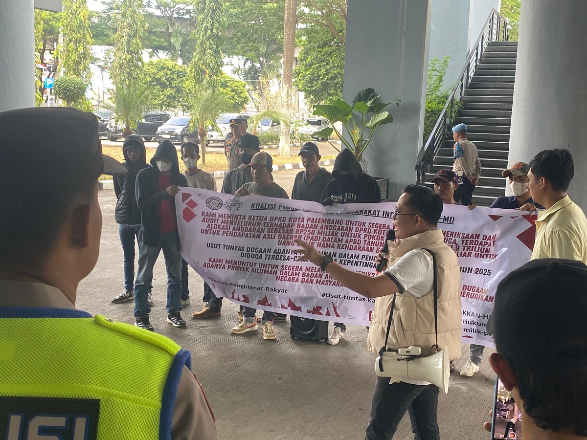 Pengesahan RAPBD Diduga Dipercepat, Massa Geruduk Kantor DPRD Palembang