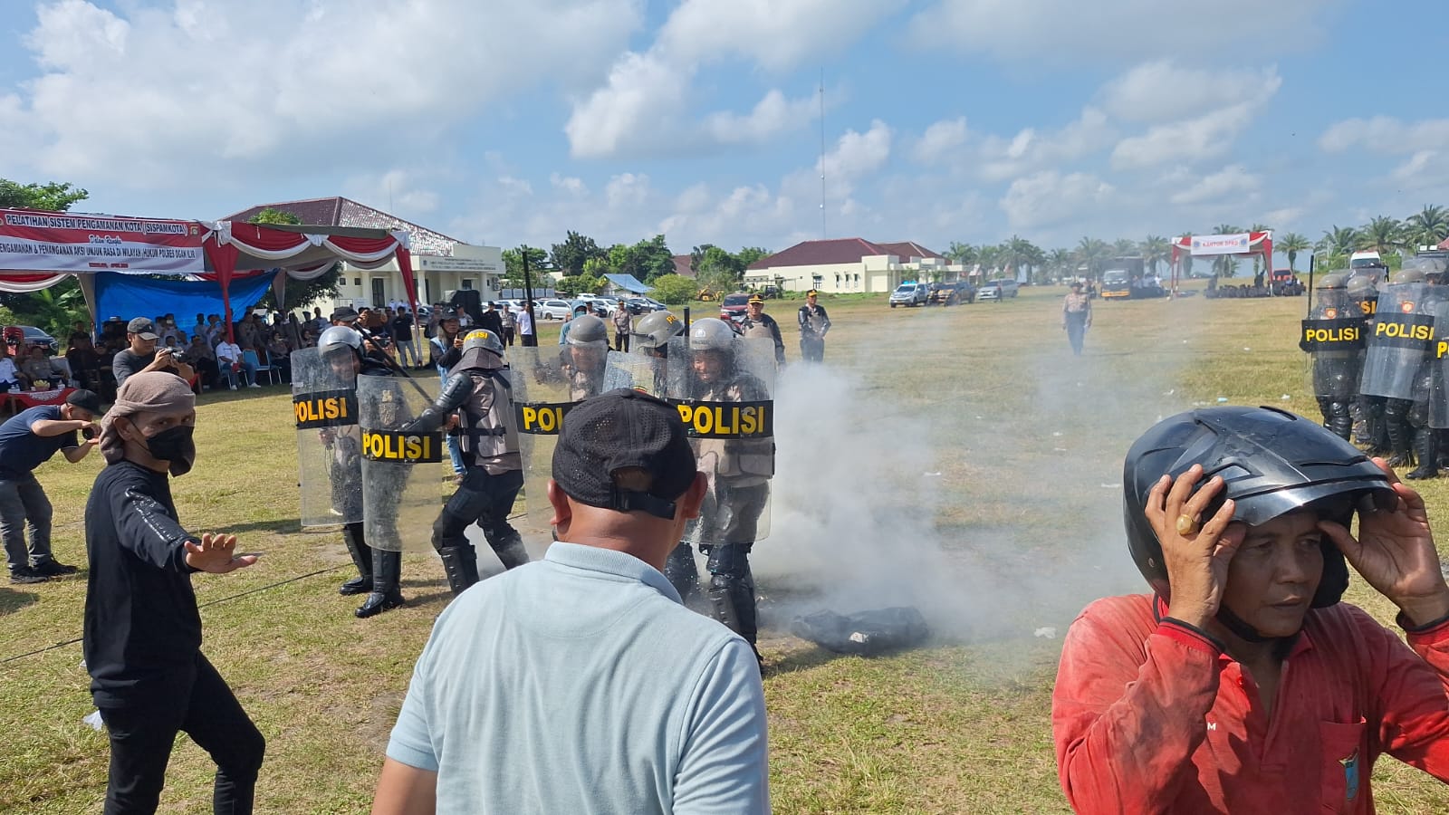 Simulasi May Day, Massa Tolak Kenaikan BBM Bentrok dengan Polisi di Ogan Ilir
