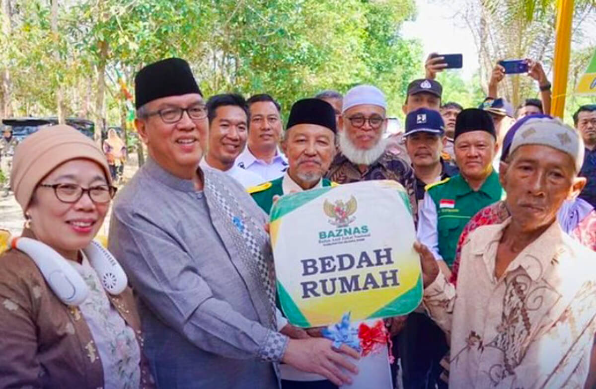 Pj Bupati Muara Enim Ahmad Rizali Serahkan Kunci Program Bedah Rumah di Desa Penanggiran