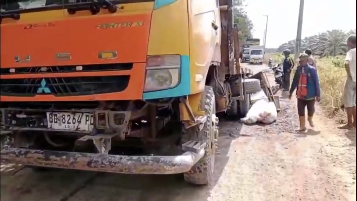 Pengendara Motor Tewas Terlindas Truk di Jalur Rusak Banyuasin