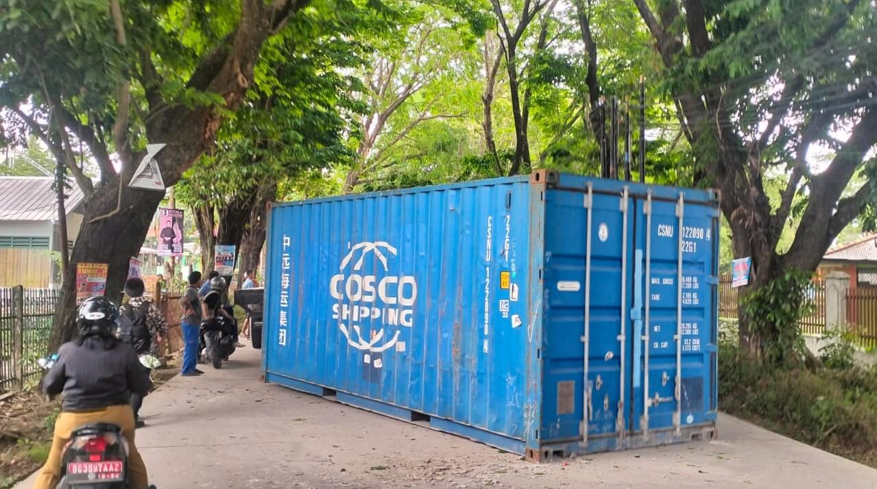 Kontainer Tersangkut Pohon Jatuh dari Truk di Kawasan Sako Lukai Seorang Pengendara Sepeda Motor