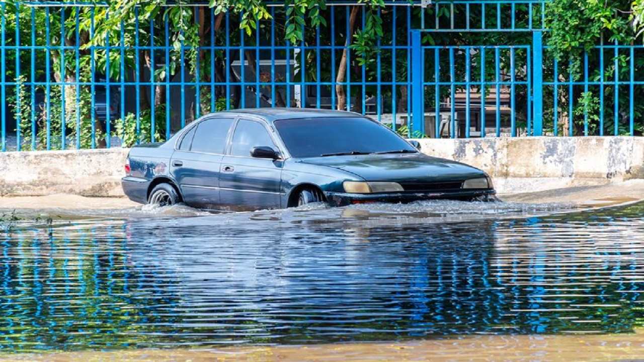 Cara Efektif Menghindari Mobil Matik Mogok di Tengah Banjir