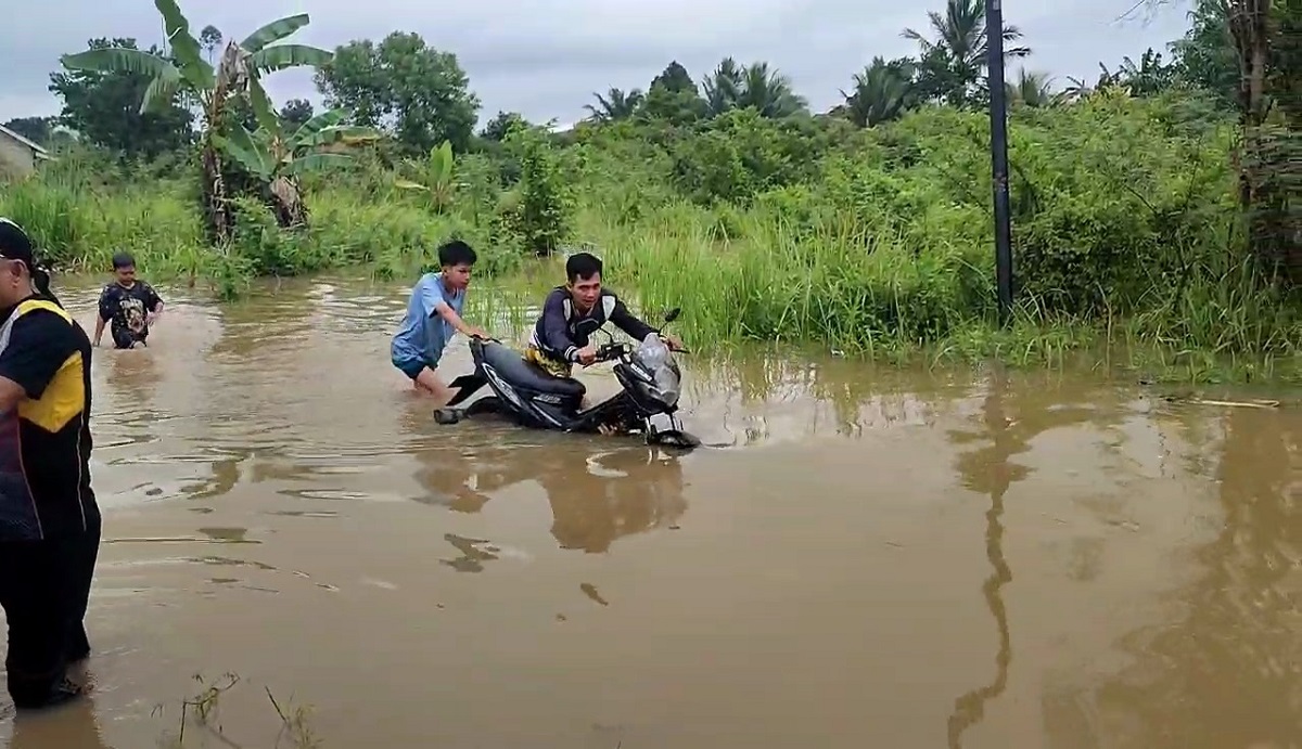 Banjir Palembang Akibat Drainase Tersumbat Sampah 