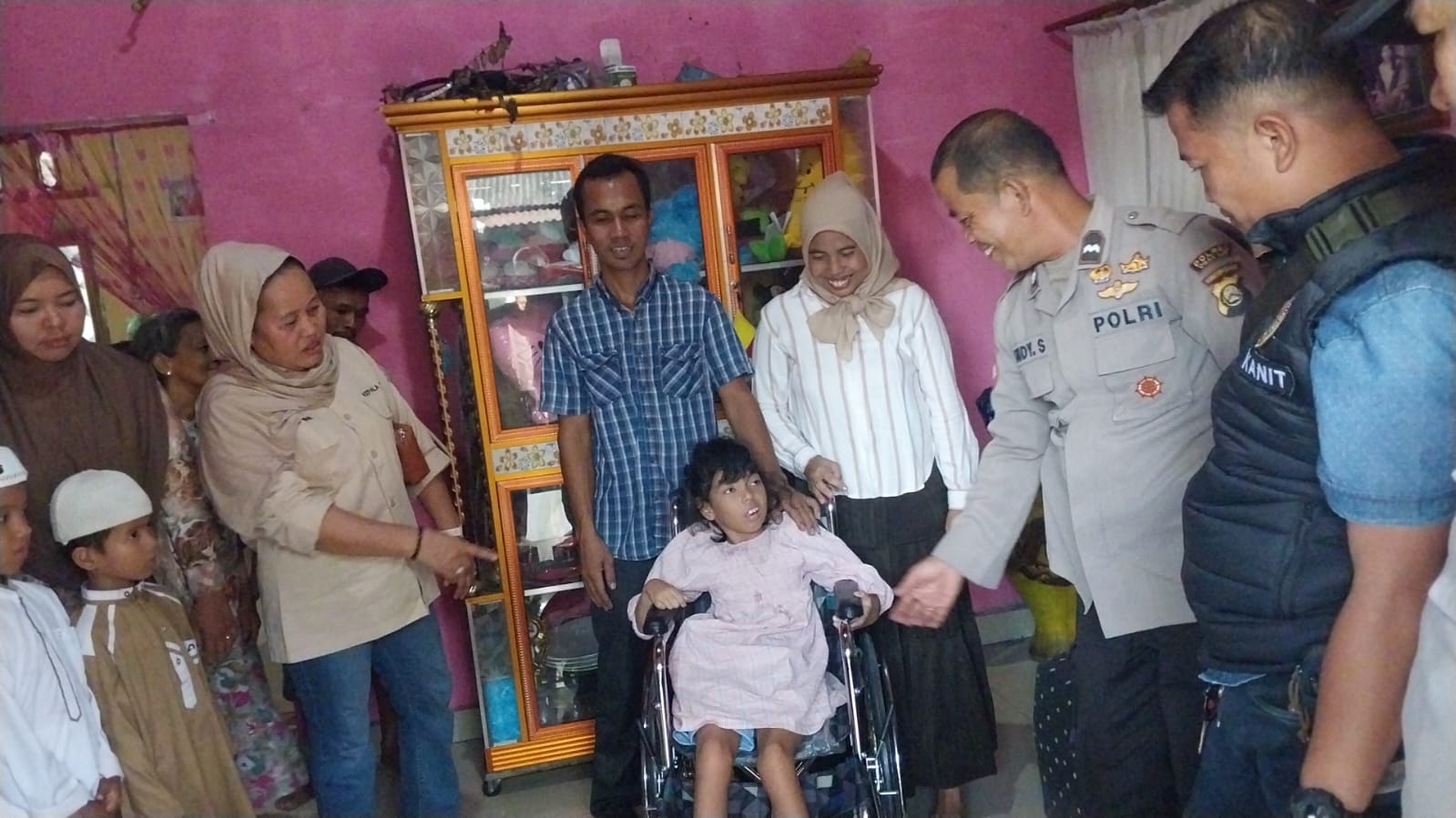 Polres Ogan Ilir Bantu Kursi Roda untuk Anak Disabilitas di Tanjung Batu