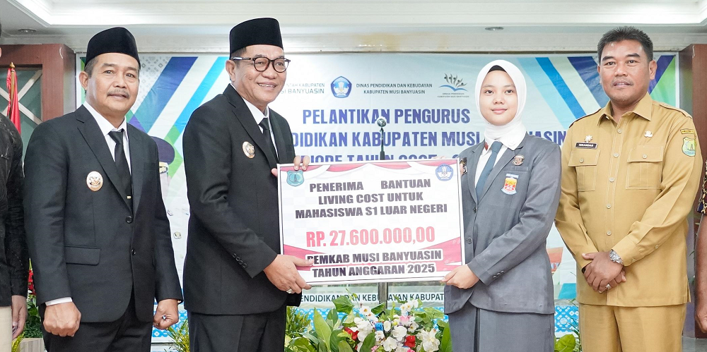Bupati Toha Serahkan Bantuan Living Cost Rp27,6 Juta kepada Rini