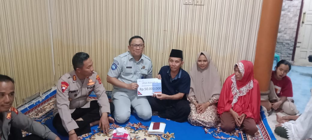 Kejadian Lakalantas Banyausin Merenggut Nyawa Suami Istri. Jasa Raharja Banyuasin Beri Santunan 100 juta.