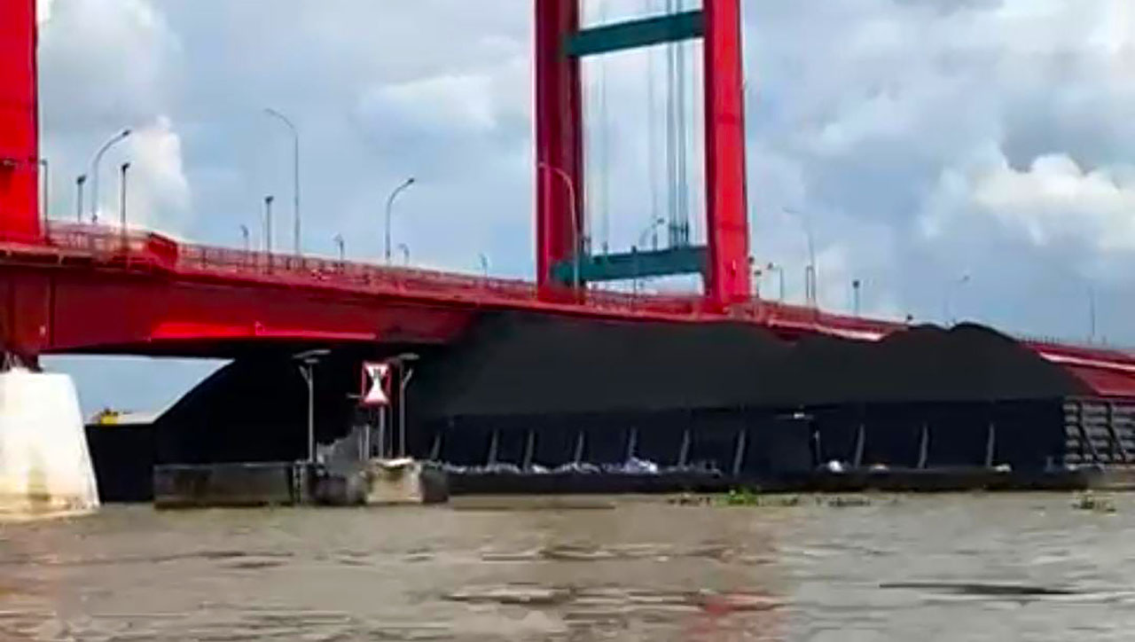 Kapal Ponton Muatan Batubara Tersangkut di Bawah Jembatan Ampera