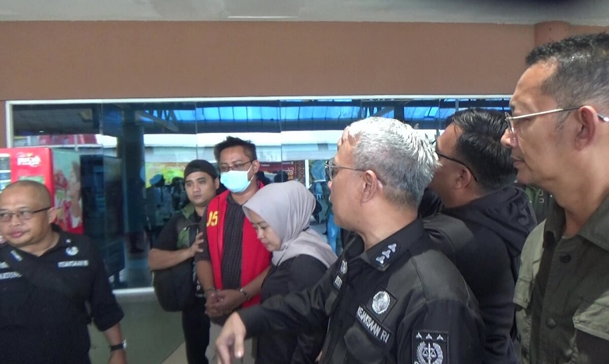 Tersangka Korupsi Perpajakan Tiba di Bandara SMB II Palembang dalam Pengawalan Ketat Tim Kejati Sumsel