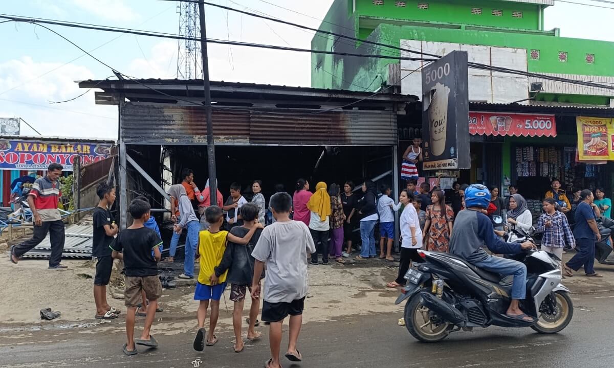 Diduga Korsleting Listrik, Toko Sandal dan Keramik di Kecamatan Gandus Kebakaran