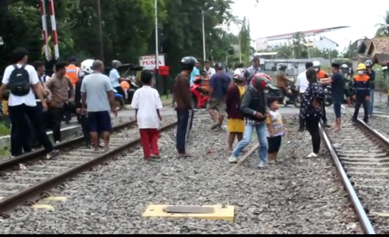 Satu Keluarga Terpental Puluhan Meter Ditabrak Kereta Babaranjang