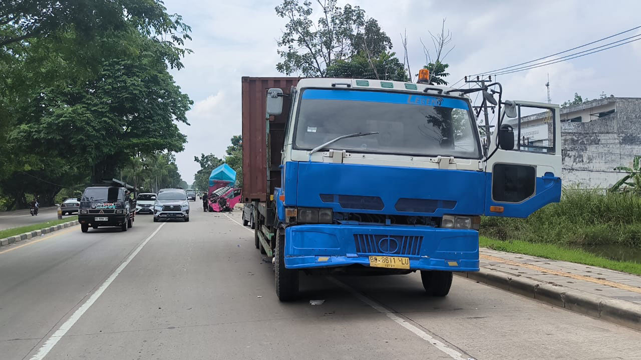 Truk Tabrak Truk Kontainer Mogok di Alang-Alang Lebar, Seorang Kernet Tewas Seketika