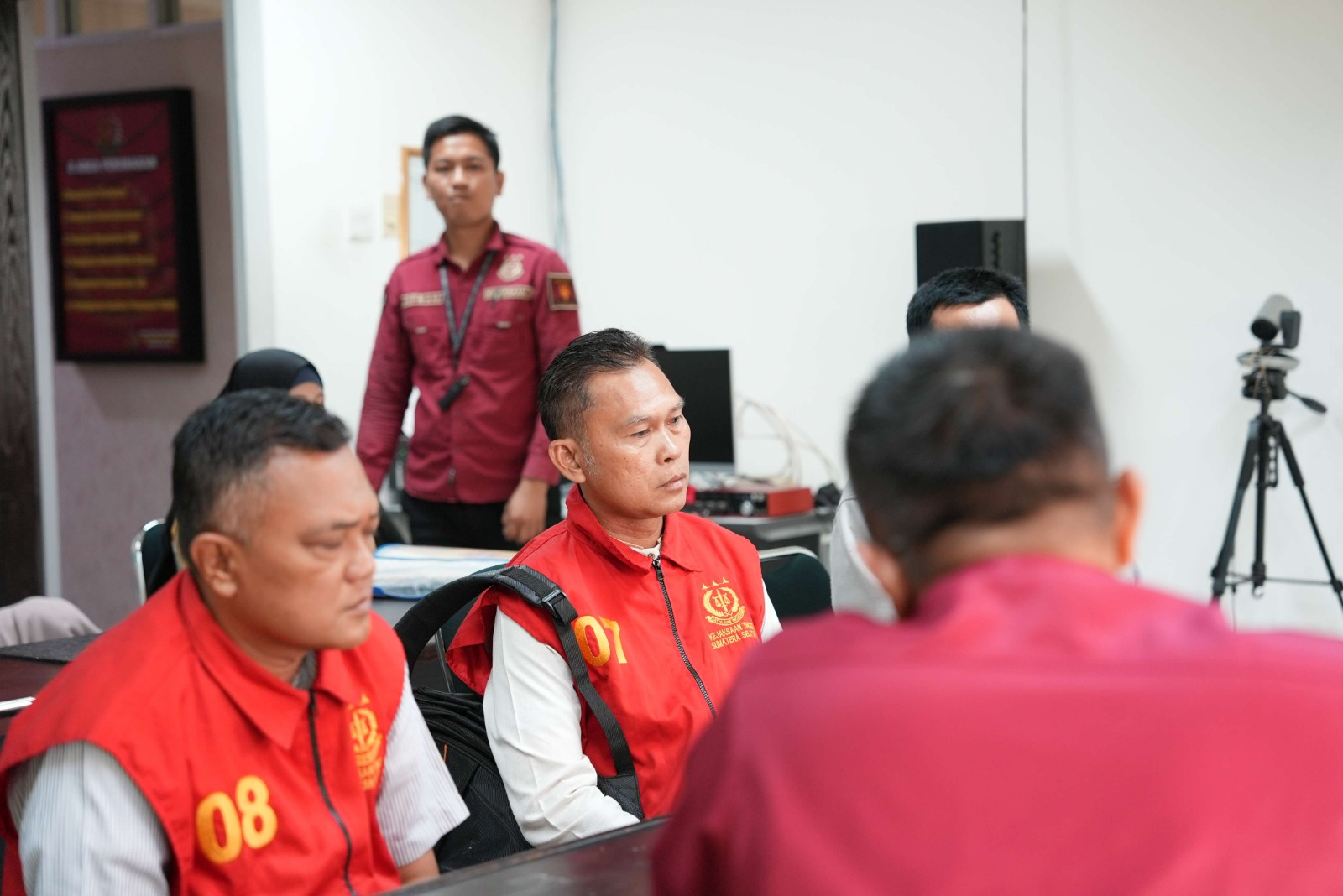 Kejati Sumsel Serahkan Oknum PNS Jaksa Gadungan ke Jaksa Penuntut Umum