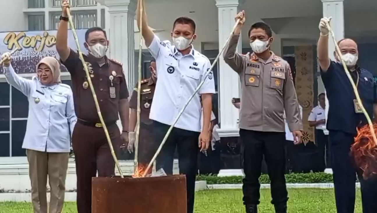 Kejari Ogan Ilir Musnahkan  Barang Bukti  Narkoba
