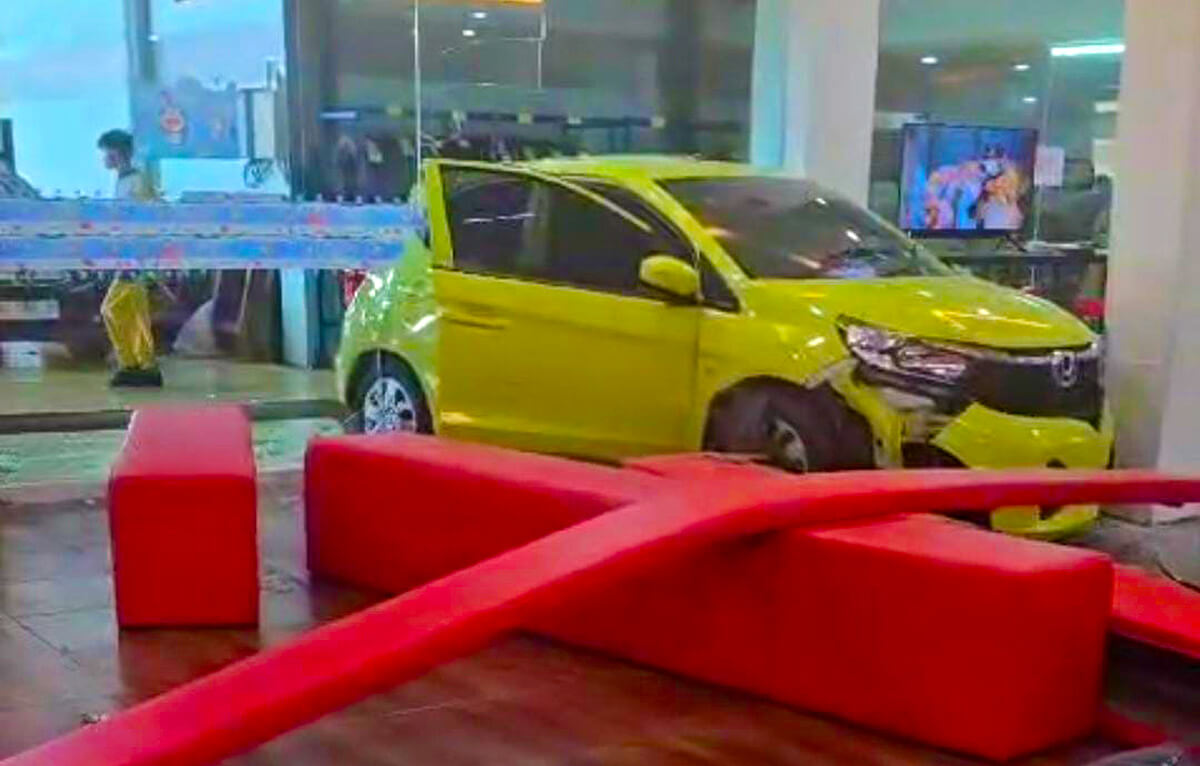 Heboh di Medsos Mobil Baru Tabrak Tiang di Dalam Showroom di Palembang, Eh Ternyata Dikemudikan Seorang OB