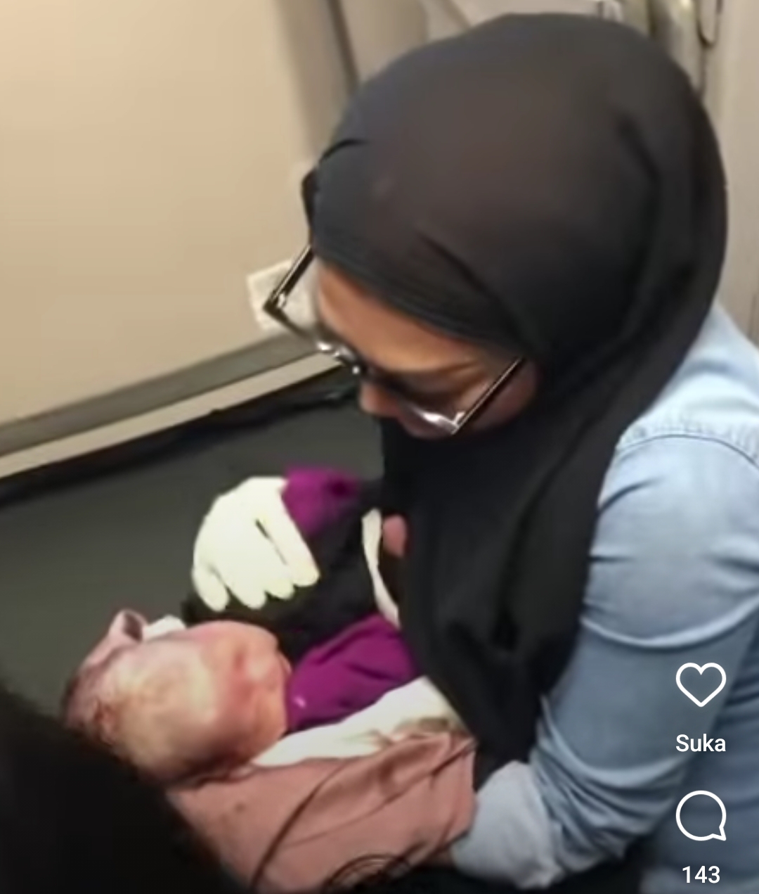 Sosok Wanita dalam Video Viral Membantu Ibu Melahirkan di Pesawat Ternyata Belajar dari Film