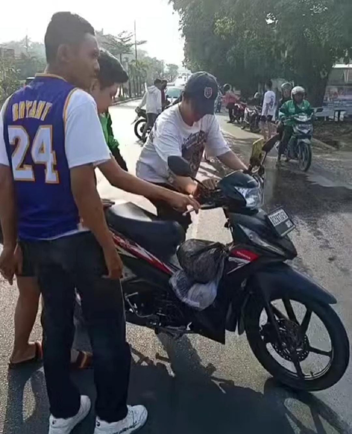 Pengendara Motor Terjatuh Akibat Tumpahan Minyak di Jalan R Sukamto Seberang PTC Mall Palembang