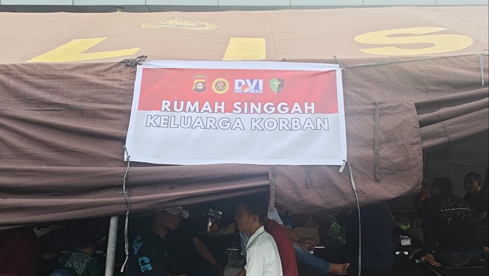 Tangis Ayah Pecah, Anak, Menantu dan Cucu Tewas dalam Kecelakaan Bus ALS