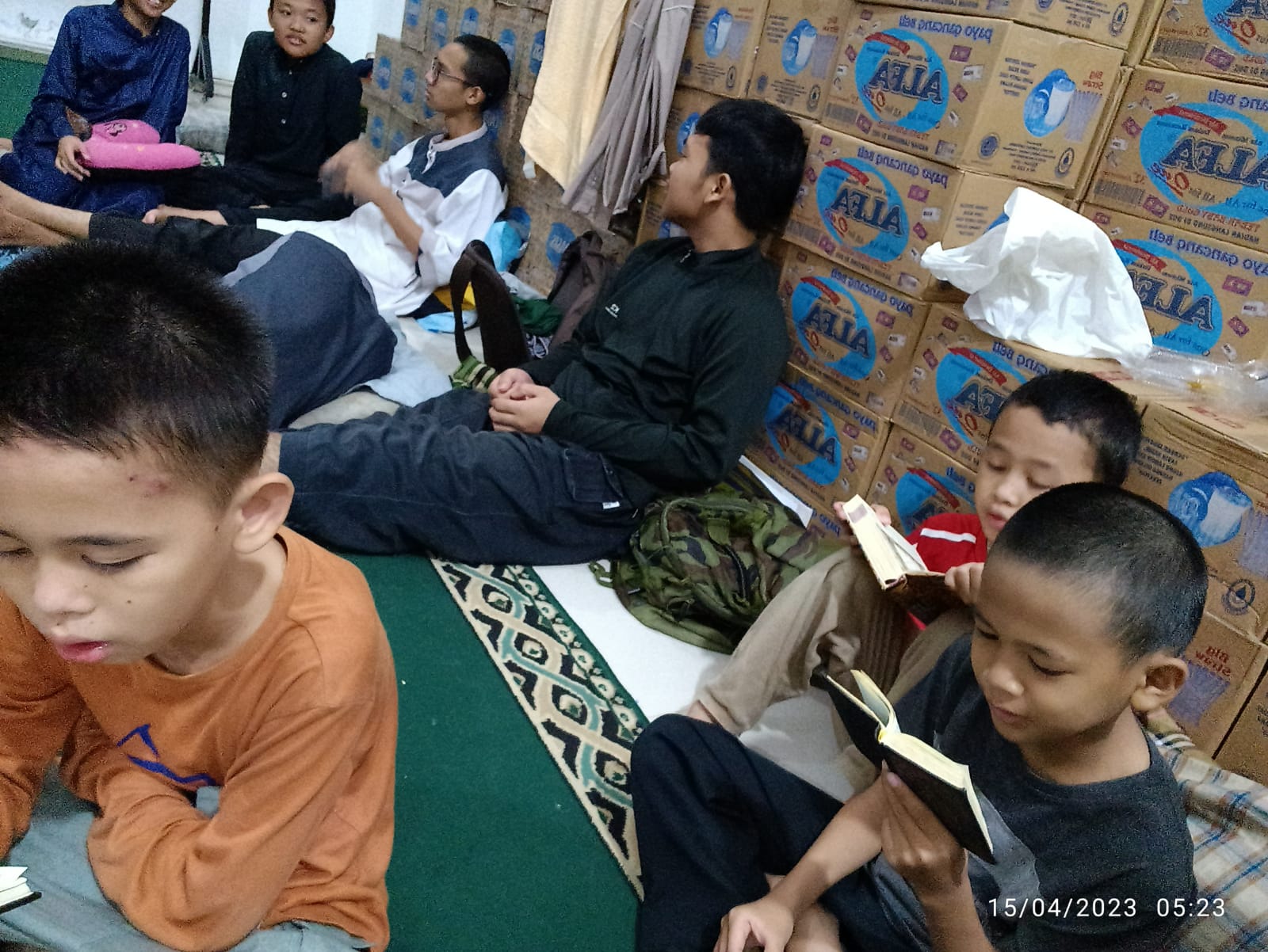 Biasakan Anak-Anak Beraktivitas di Masjid. Mengenalkan  Pentingnya Ibadah Sejak Dini.